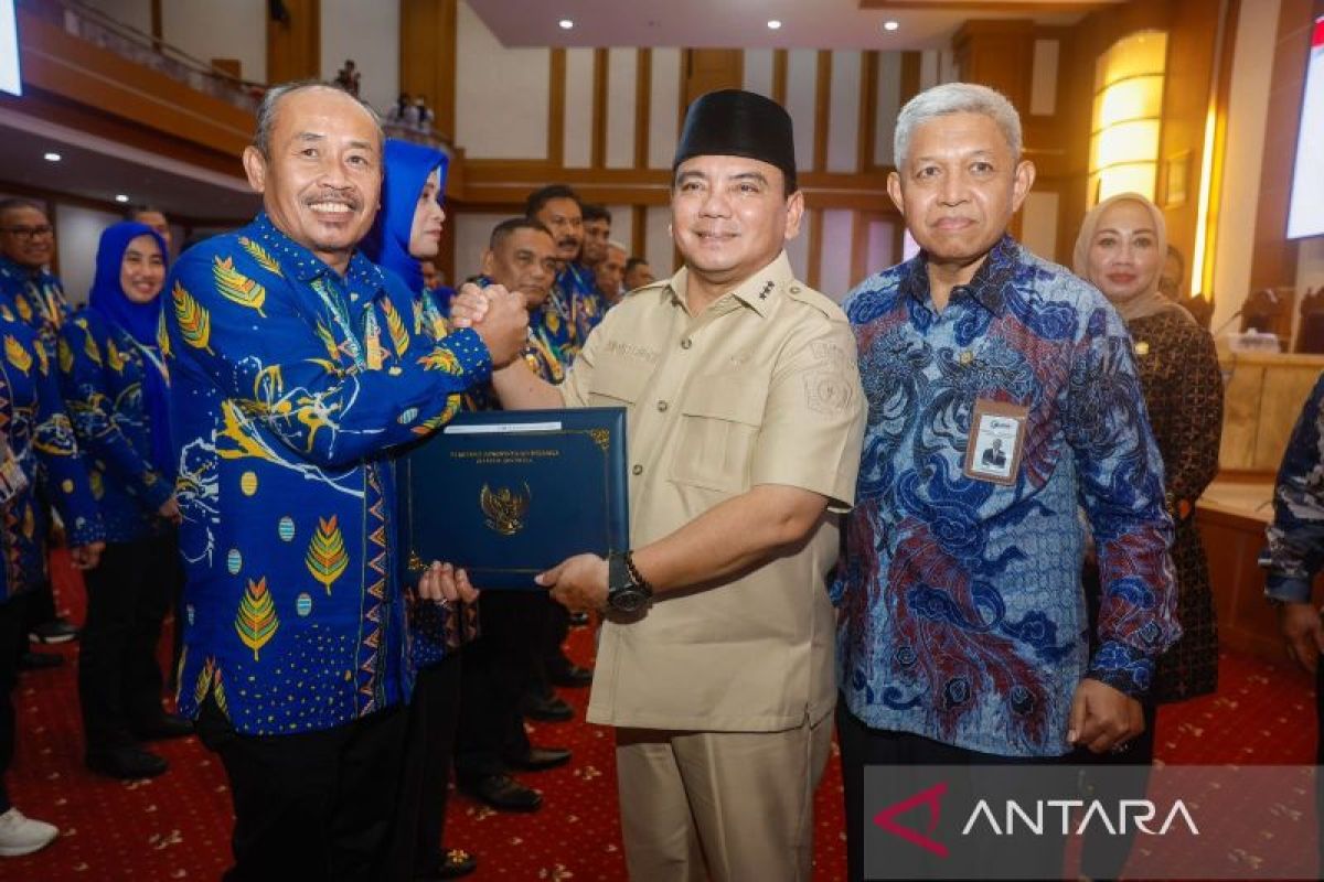 Pj.Gubernur serahkan DIPA dan TKDD 2025 serta tutup PKN Tingkat II