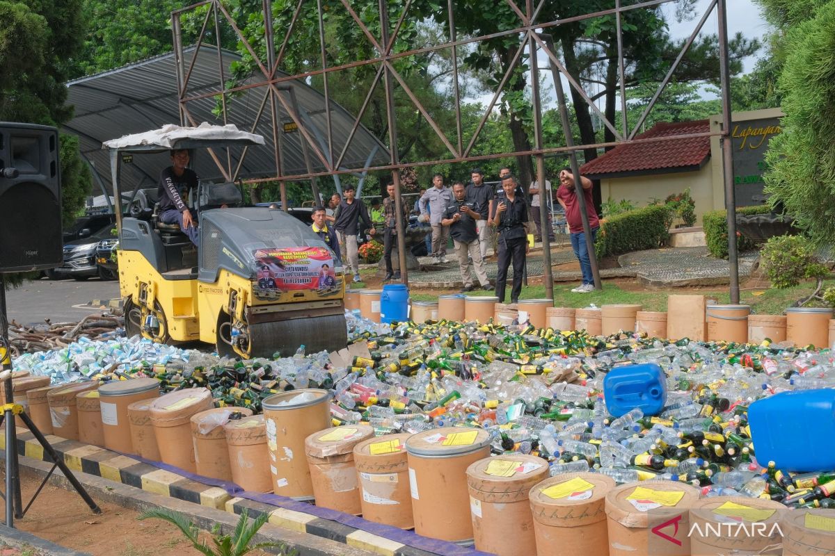 Polres Subang musnahkan puluhan ribu botol minuman beralkohol jelang libur Nataru