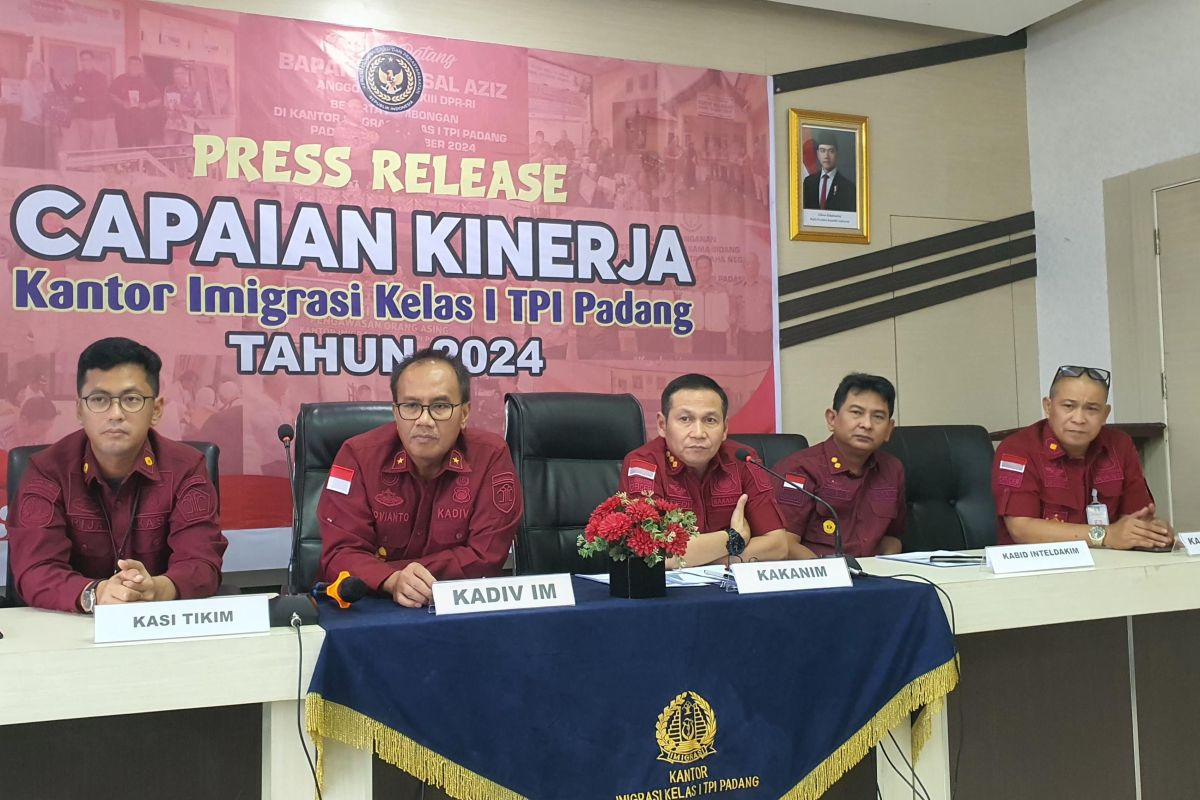 Imigrasi Padang catatkan PNBP RP32 miliar dari pembuatan paspor