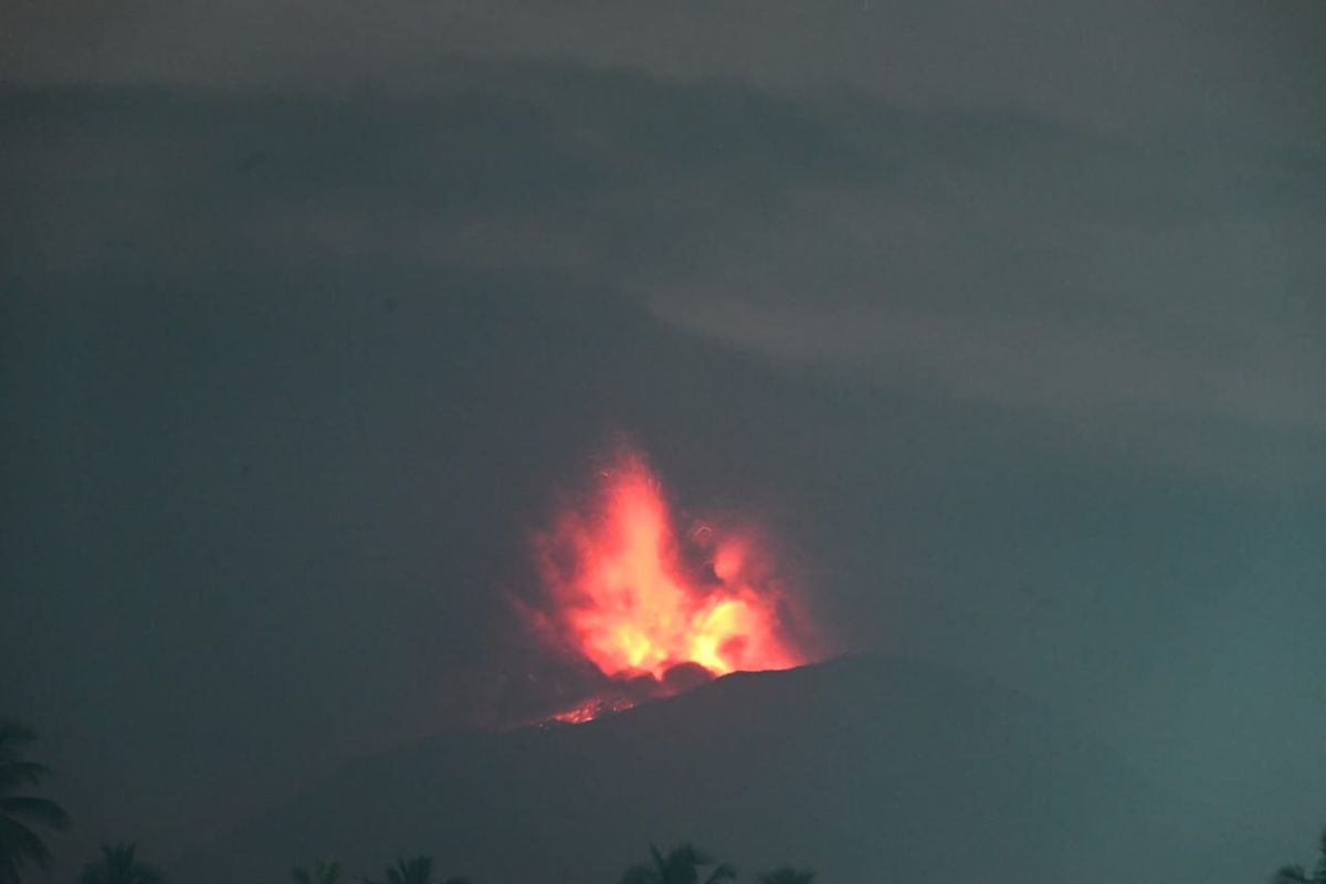 Gunung Ibu kembali meluncurkan sinar api setinggi 300 meter