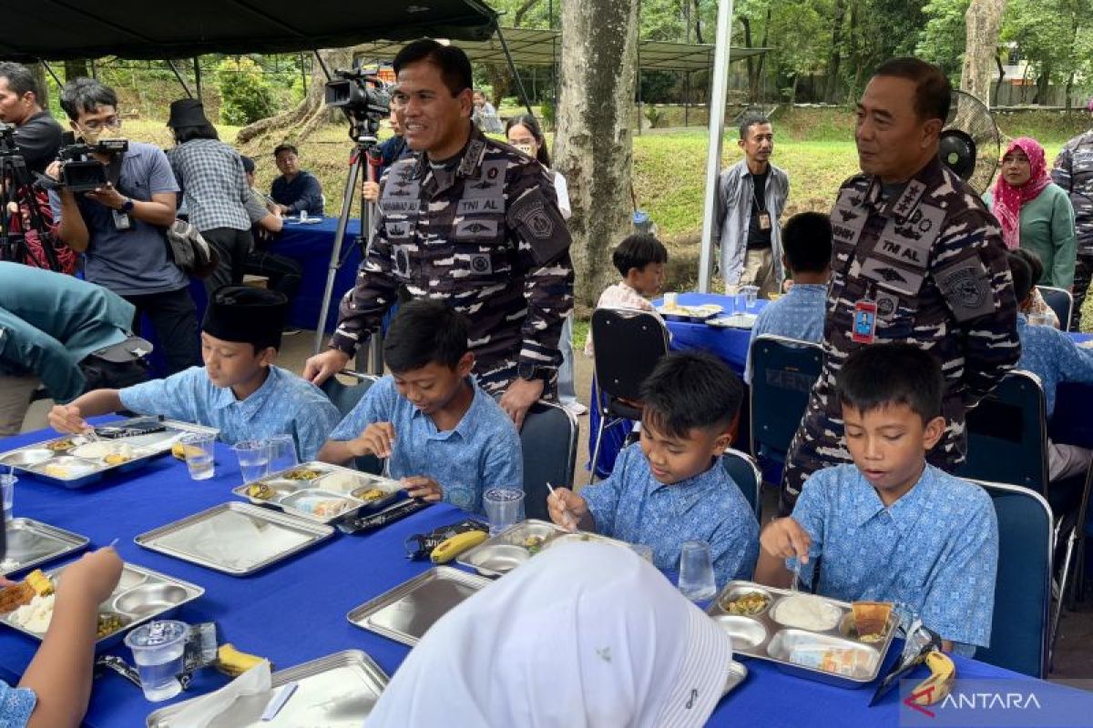 TNI AL uji coba makan bergizi di 18 lokasi diikuti 1.000 lebih siswa