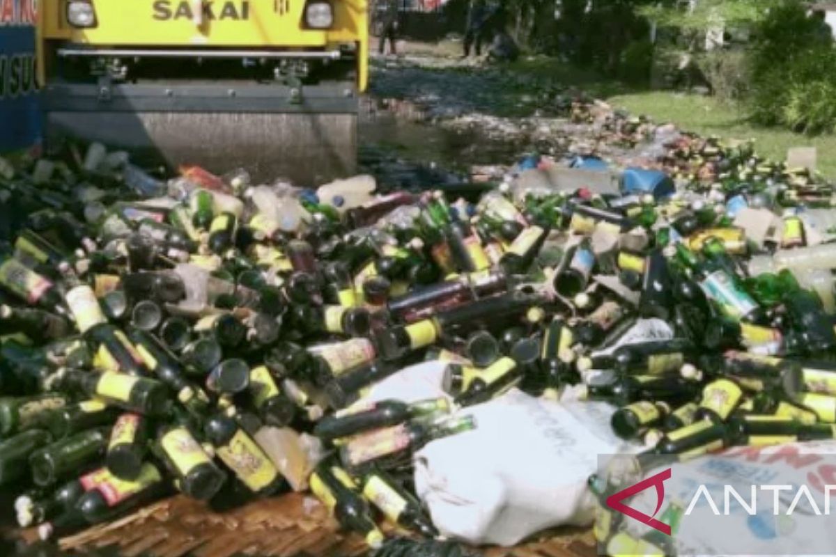 Polres Purwakarta musnahkan ribuan botol minuman beralkohol jelang libur Natal dan Tahun Baru