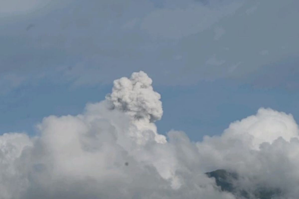 Gunung Ibu di Halmahera Barat kembali erupsi keluarkan abu setinggi 500 meter