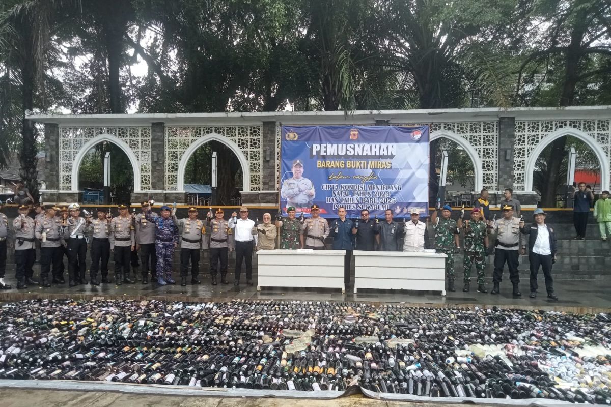 Polres Sukabumi musnahkan ribuan botol miras jelang Natal dan Tahun Baru