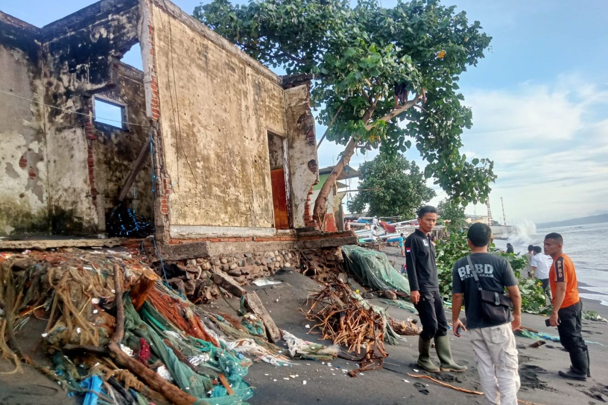 Warga terdampak banjir rob di Mataram dapat bantuan