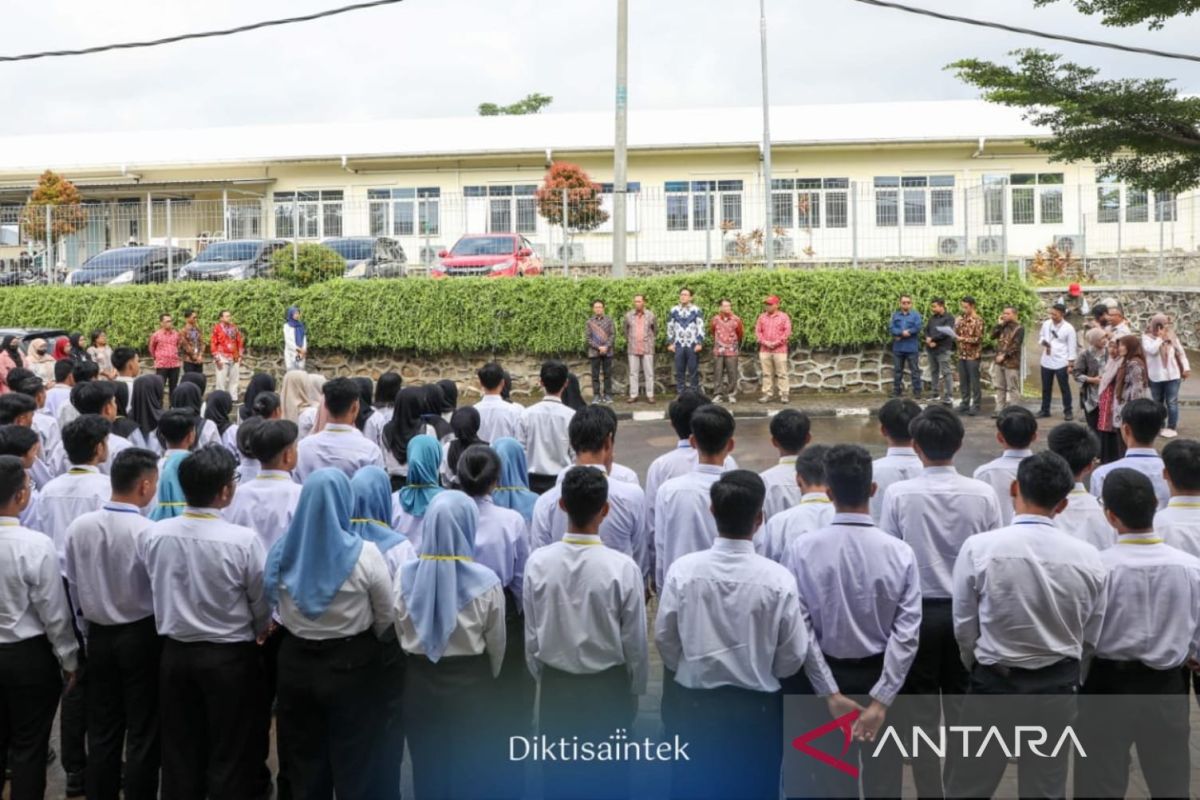 Wamendiktisaintek  lepas keberangkatan mahasiswa vokasi UMM ke Jepang