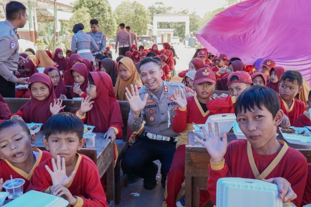 Dit Lantas Polda Sultra beri makan saing gratis pelajar di SDN 4 Baito