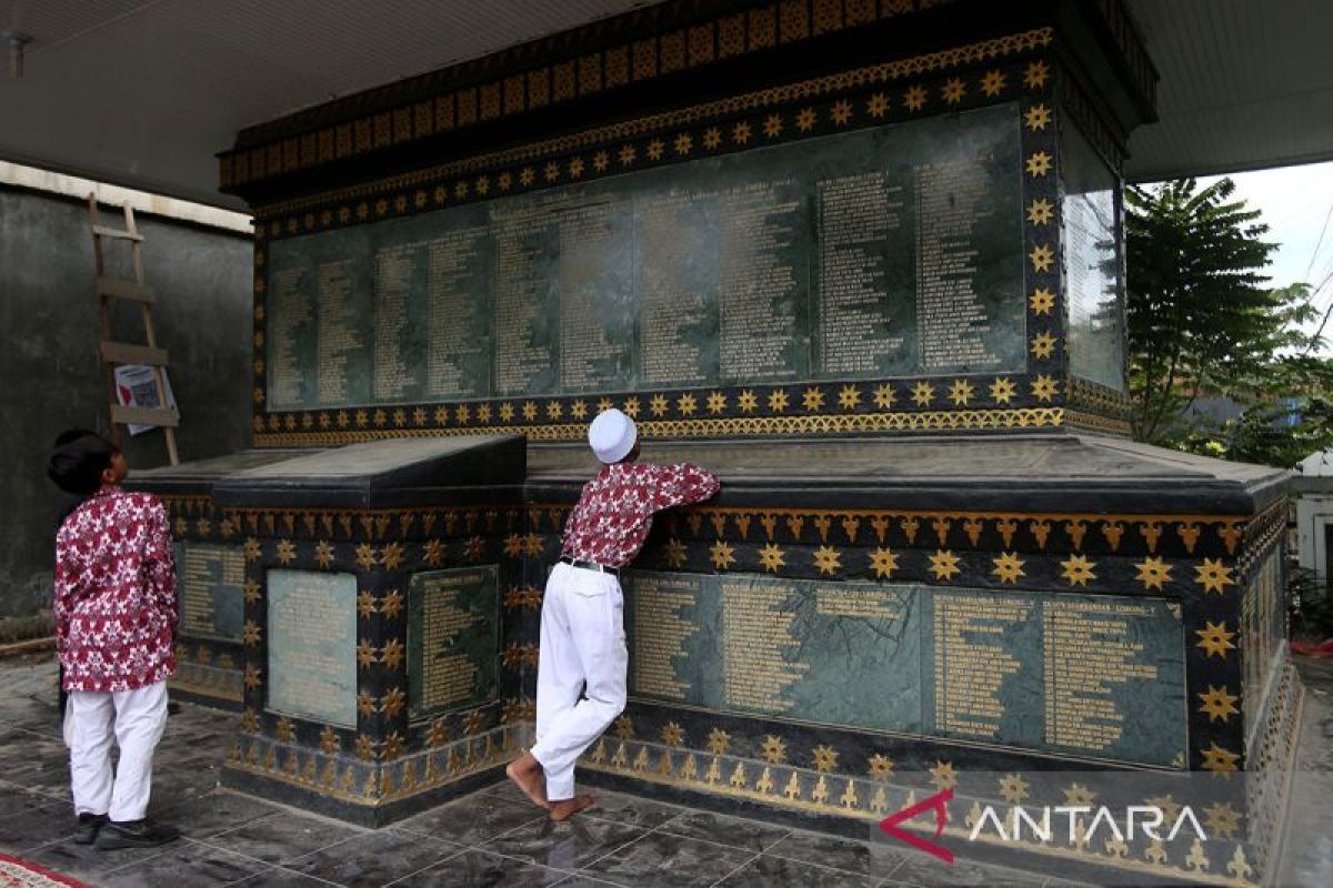 FOTO - Monumen catatan korban tsunami Aceh