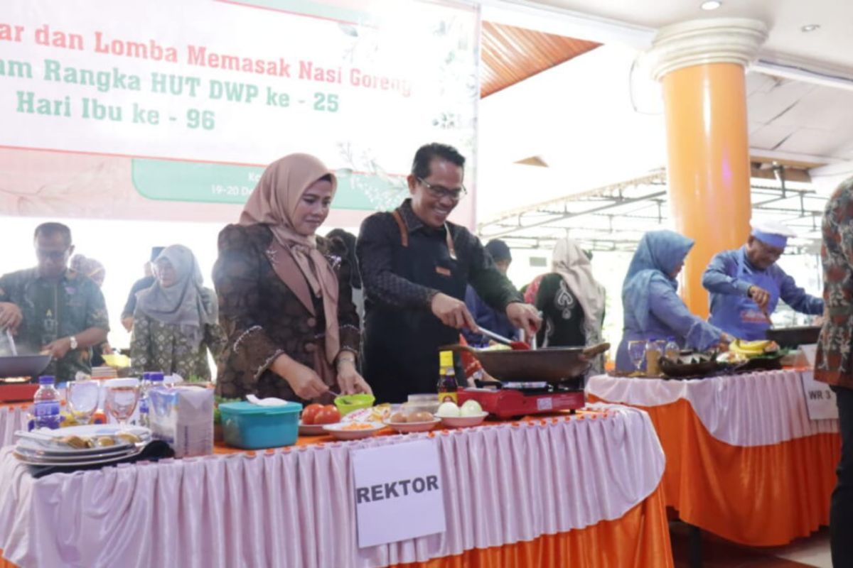 Rektor Unja unjuk keahlian memasak pada HUT DWP dan Hari Ibu