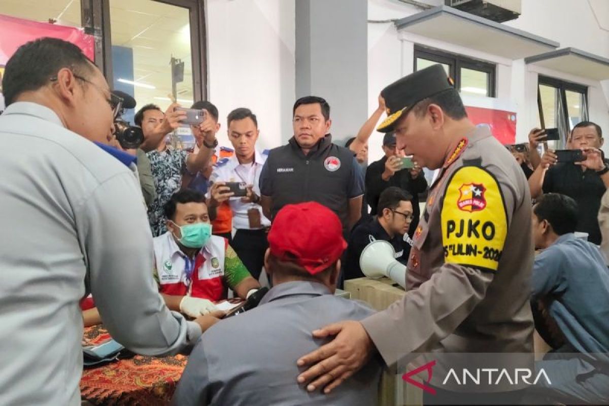 Kapolri  cek kesiapan armada umum di Terminal Tirtonadi