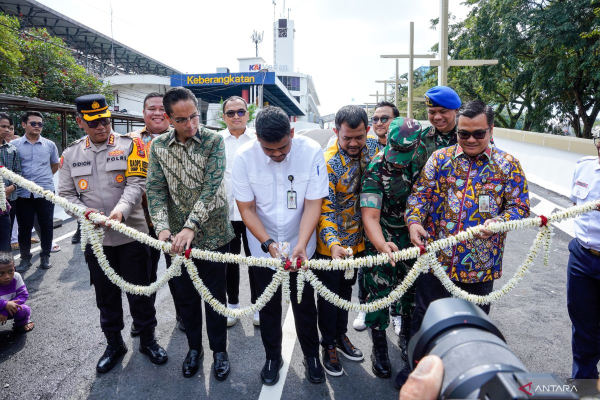 Bobby resmikan overpass naik turunkan penumpang di Stasiun Kereta Api