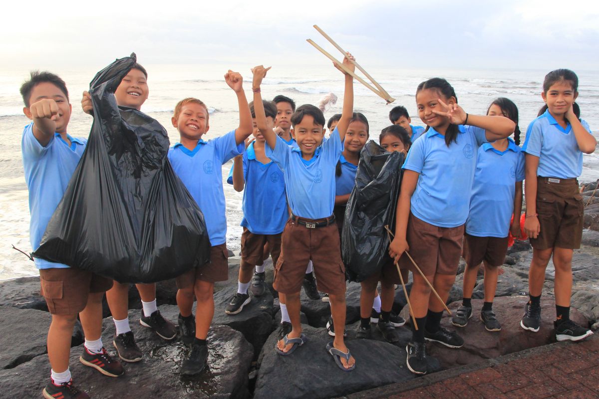 Marine Safari Bali bersama ratusan pelajar gelorakan konservasi pantai