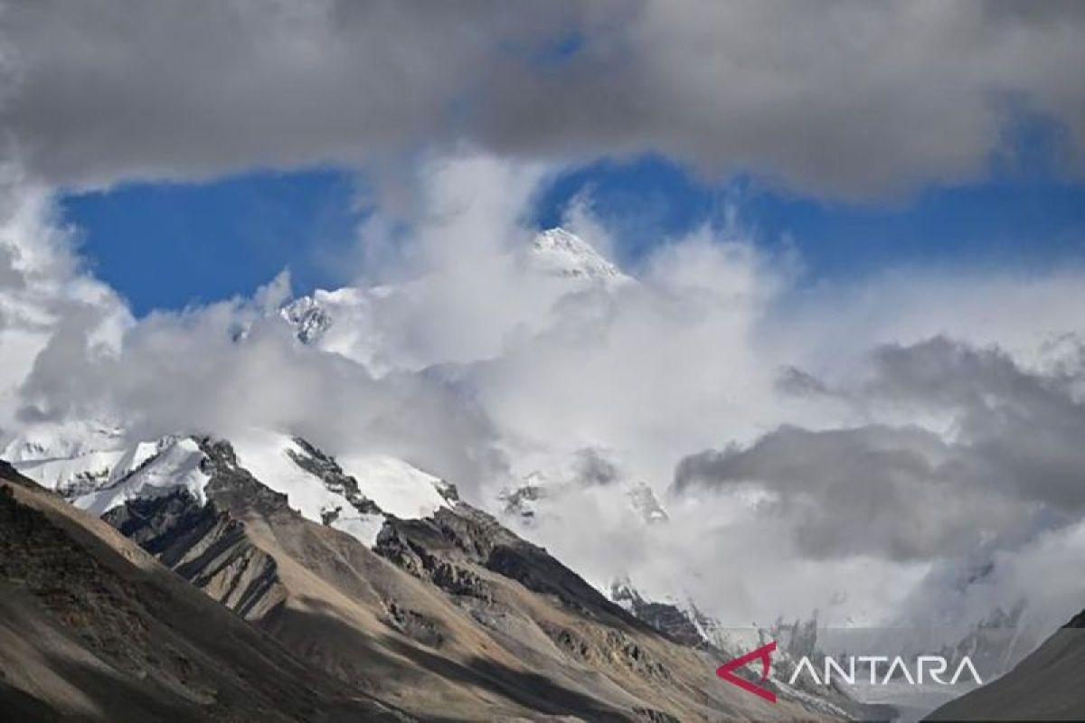 Gunung Qomolangma catat rekor jumlah wisatawan pada 2024