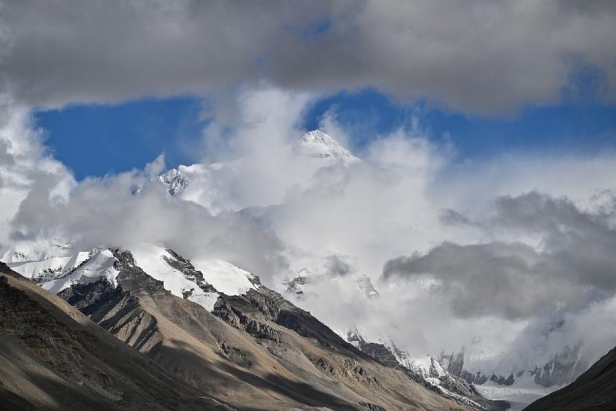 Gunung Qomolangma catat rekor jumlah wisatawan lampaui 500.000 pengunjung pada 2024