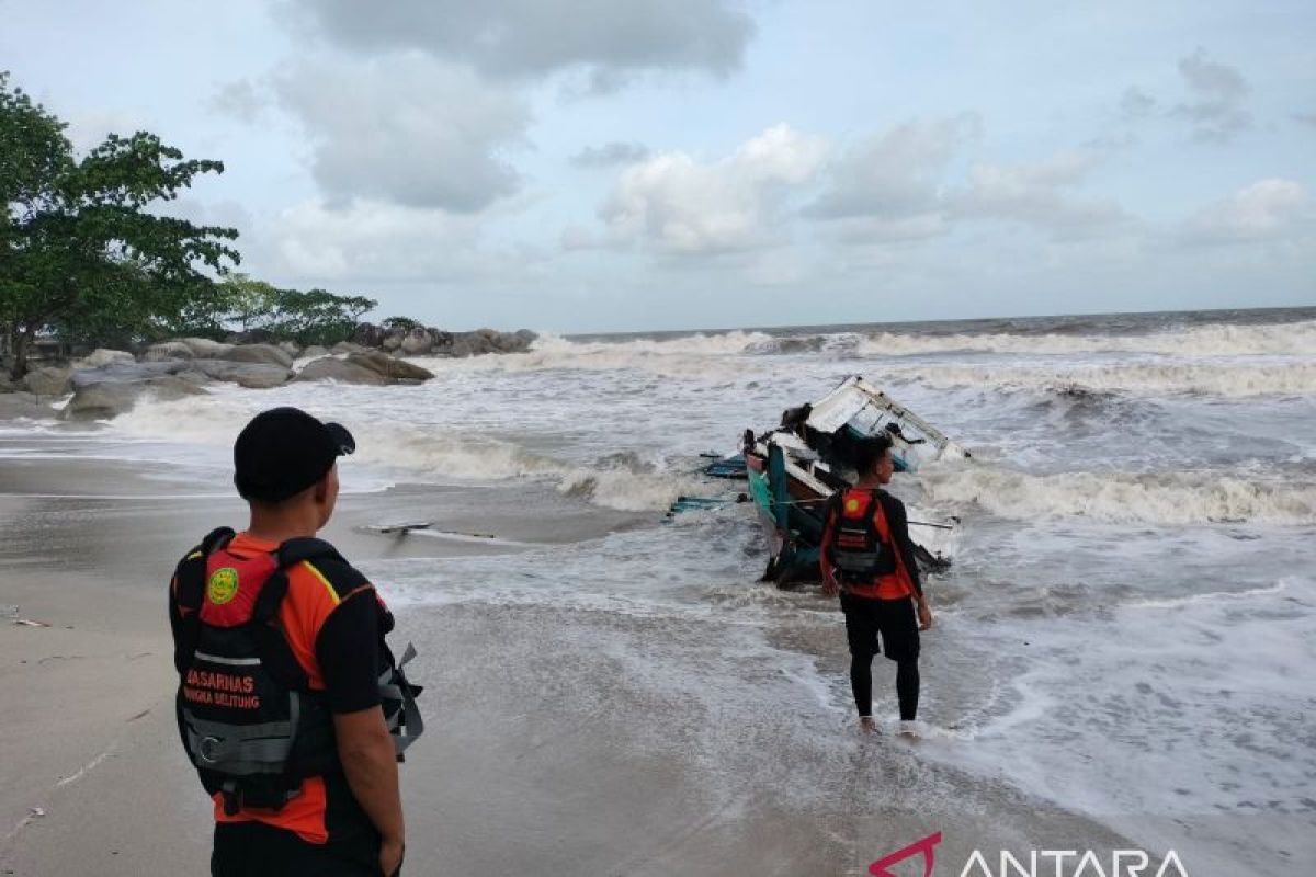 Tim SAR gabungan cari nelayan hilang dihantam ombak di Belinyu