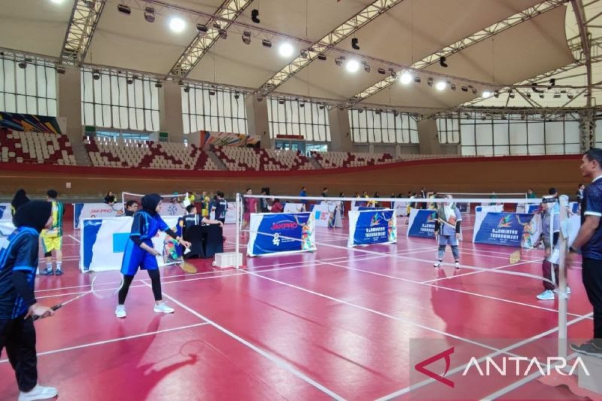 Jakpro Grup gelar Turnamen Badminton