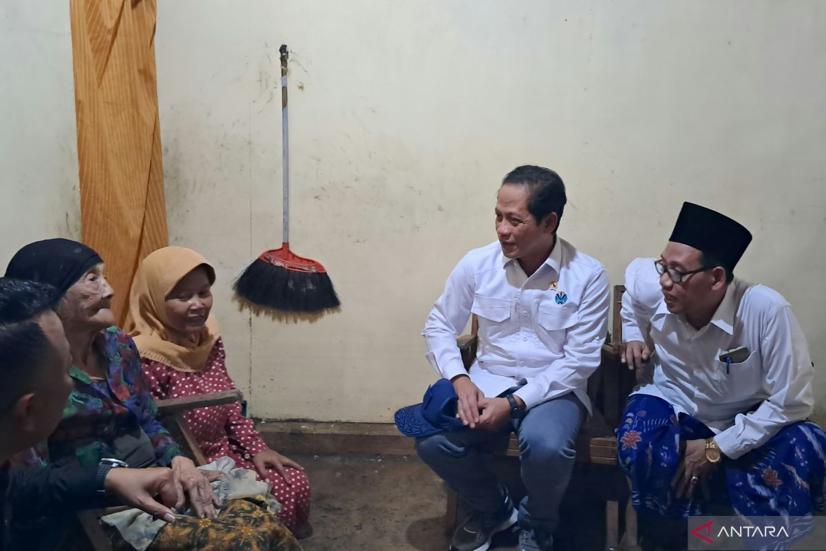 Menteri LH serahkan bantuan untuk korban banjir bandang Ponorogo