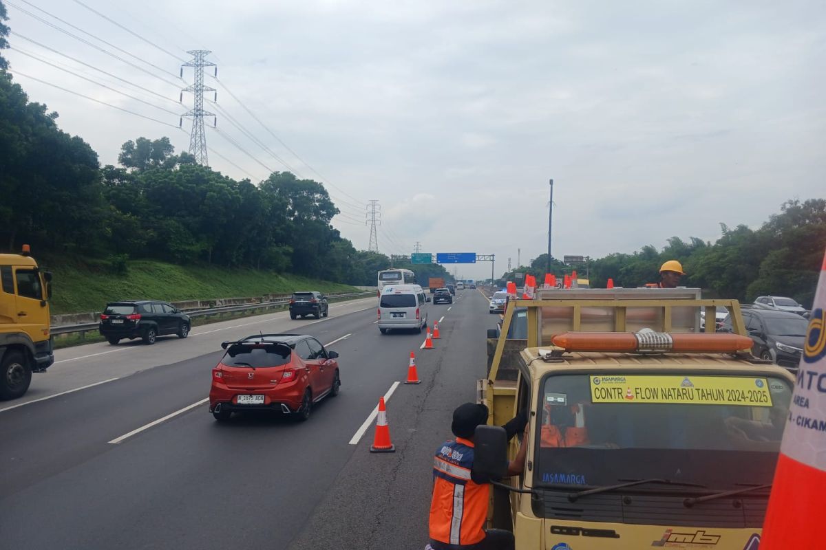 Petugas stop contraflow Tol Jakarta-Cikampek setelah normal