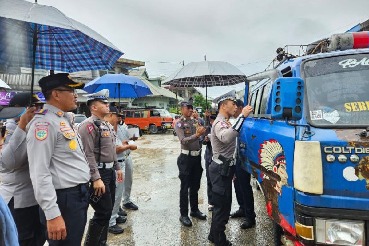 Tim gabungan Singkawang gelar pemeriksaan kendaraan angkutan umum