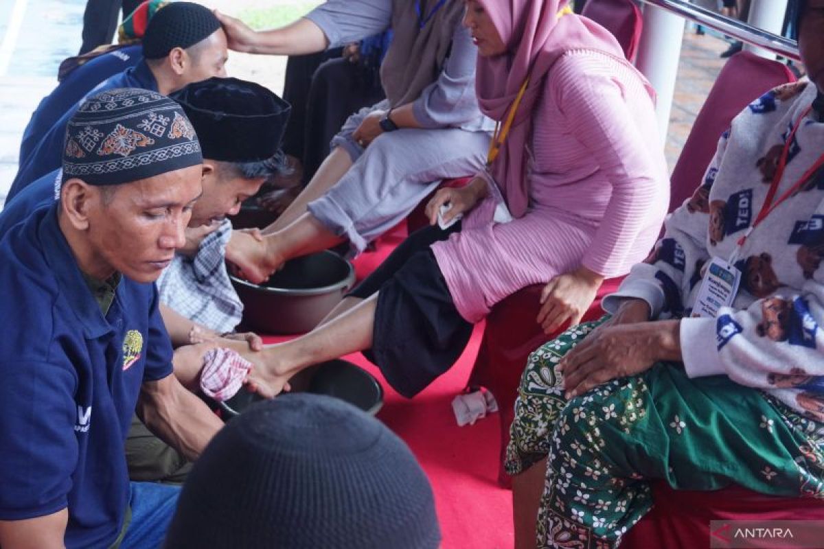 WBP Lapas Tanjungpandan basuh kaki ibu dengan penuh haru