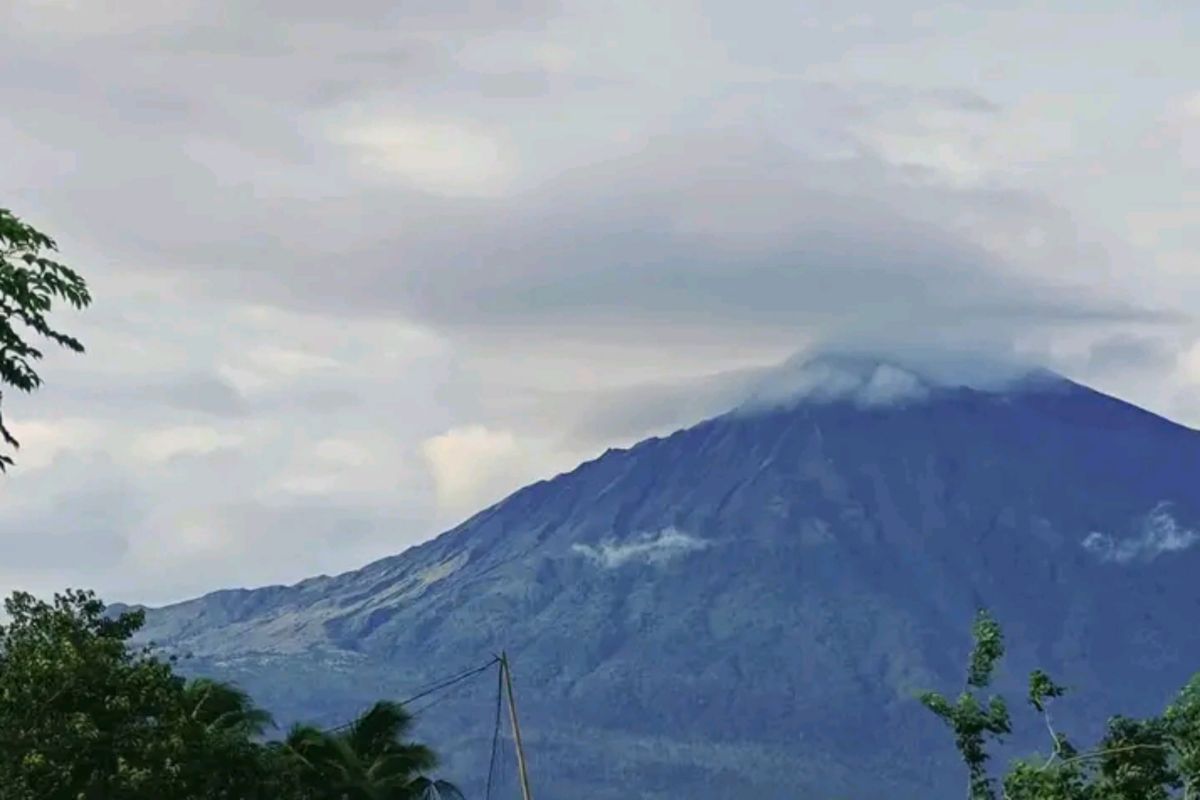 Mount Rinjani hiking trails closed Jan-Apr 2025 for rainy season