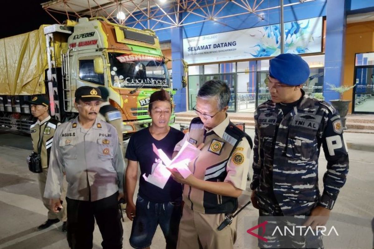 Karantina Kalsel sita bungkil sawit dan buah impor tak berdokumen