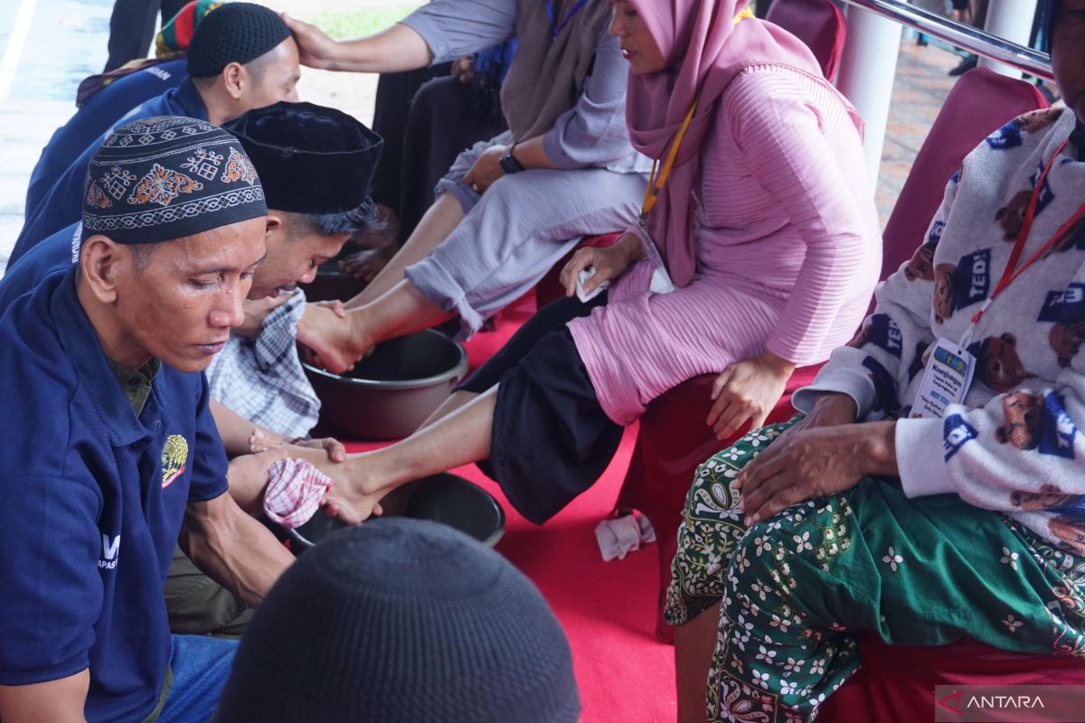 Peringati Hari Ibu, WBP Lapas Tanjungpandan lakukan prosesi basuh kaki ibu