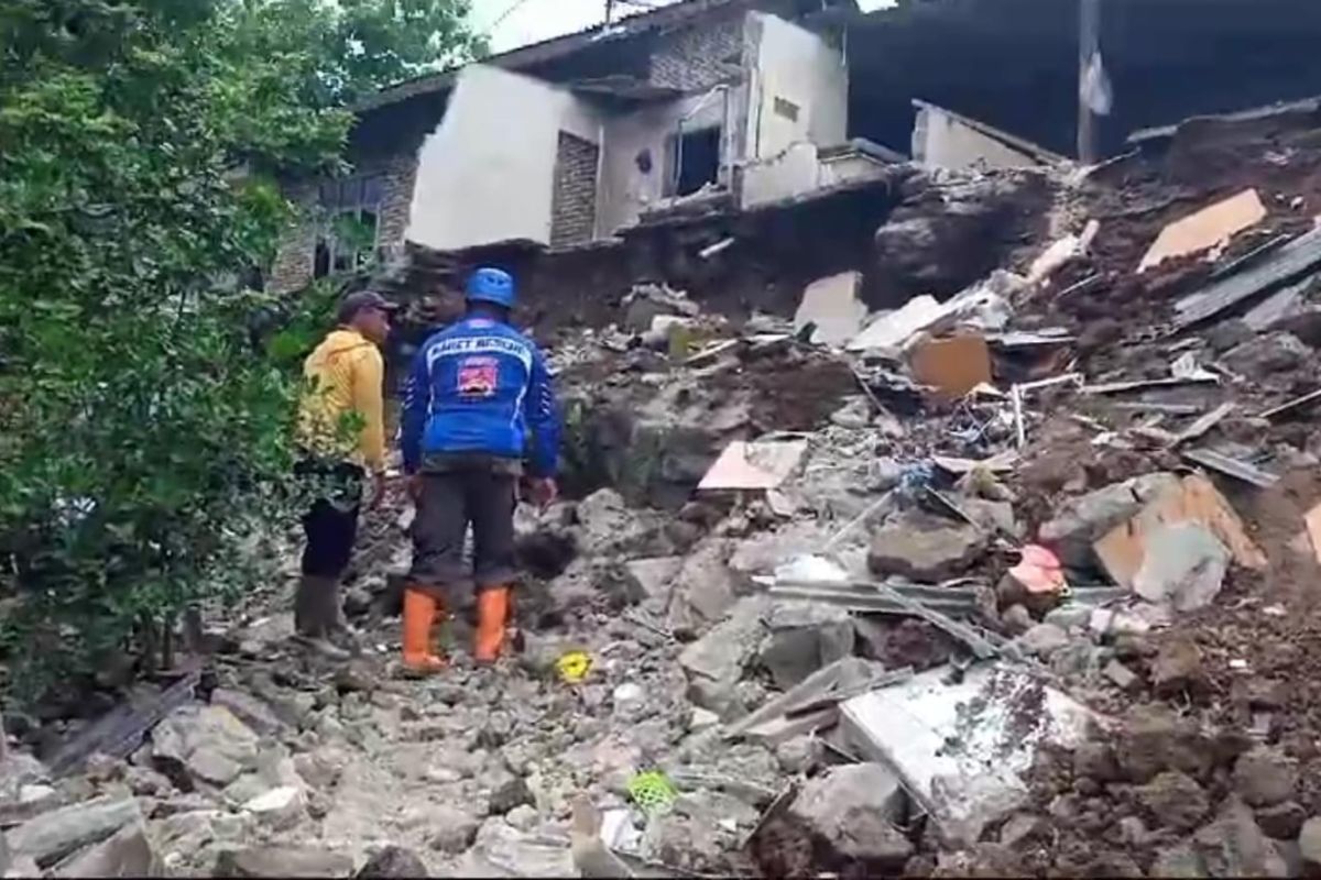 Dua rumah warga di Desa Pace Jember rusak akibat longsor