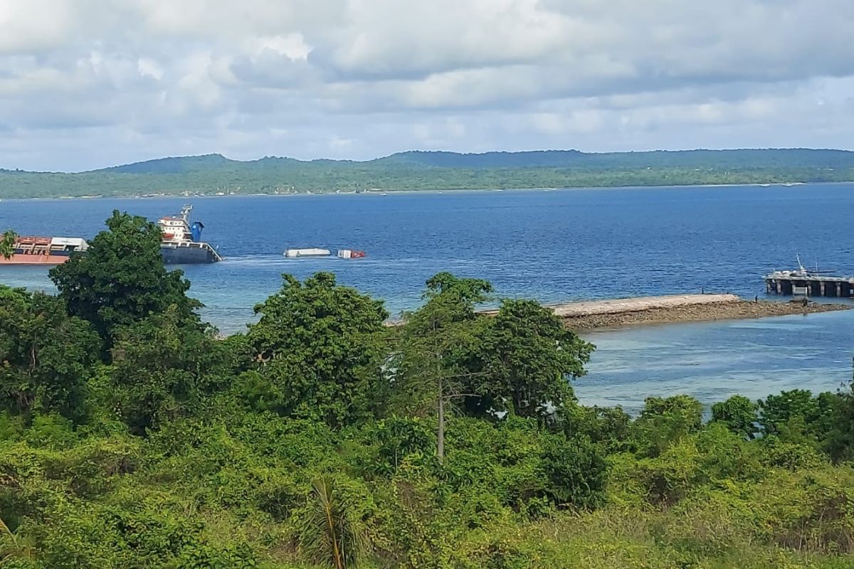 Kapal kargo muat peti kemas tenggelam di perairan antara Pulau Timur dan Semau Kupang