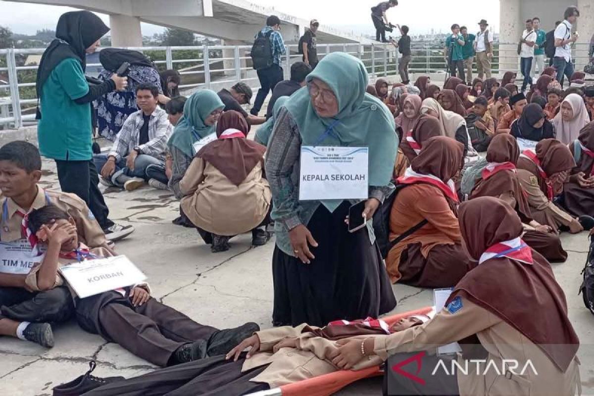 Seratusan pelajar ikuti simulasi gempa dan tsunami di Aceh