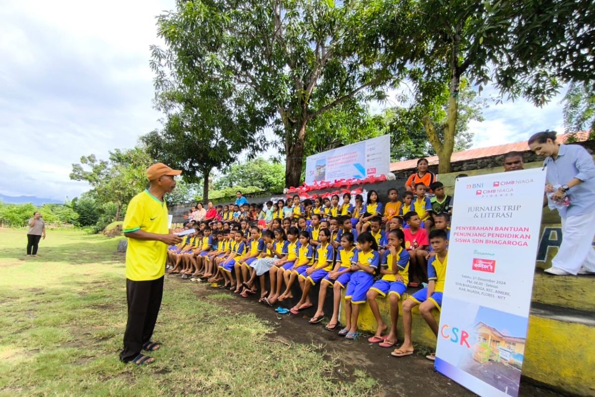 3 lembaga keuangan beri bantuan pendidikan ke SD di Flores, NTT