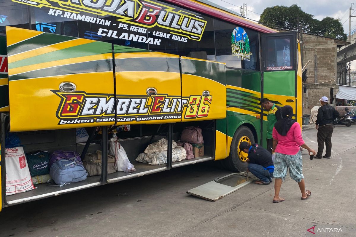 Dishub Jaksel tilang bus tak laik jalan di Terminal Lebak Bulus