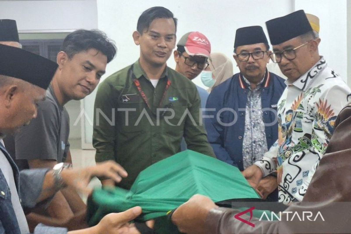 Pj Gubernur Kaltim lepas jenazah Awang Faroek dari Balikpapan