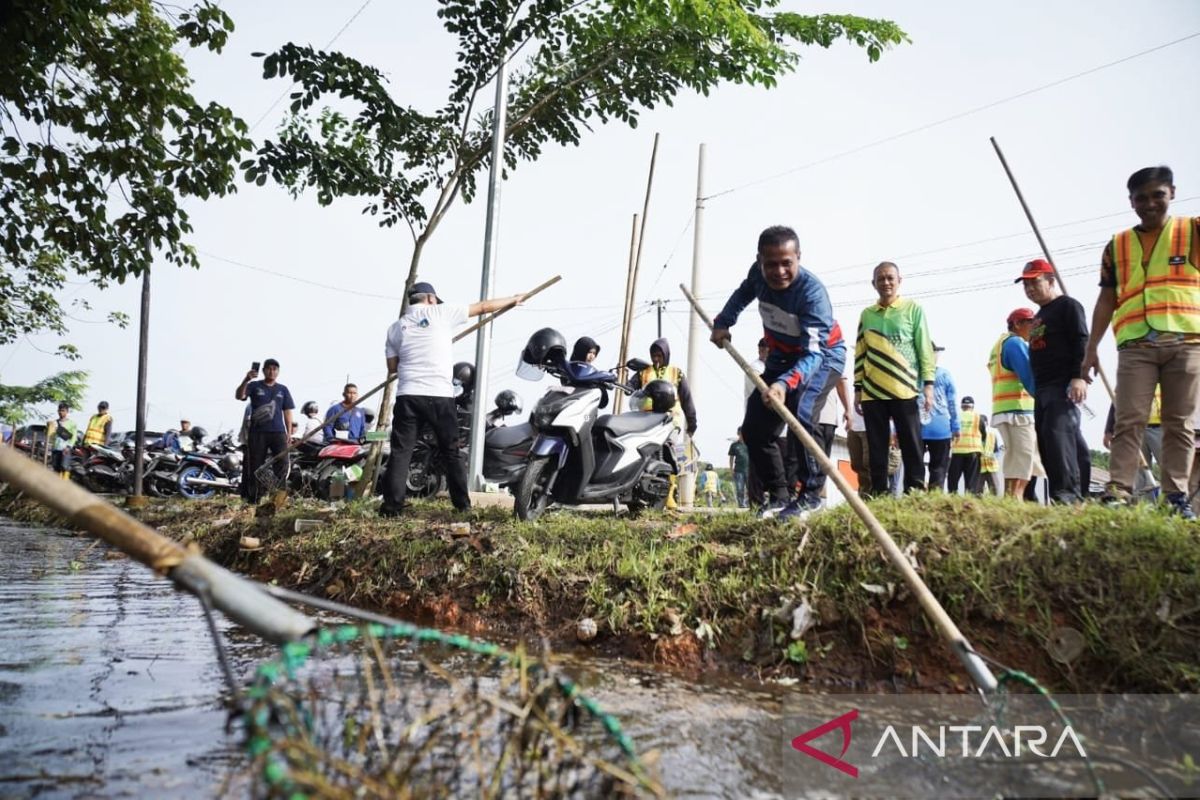 Pemerintah Kota Pontianak gotong-royong bersihkan parit kurangi genangan air