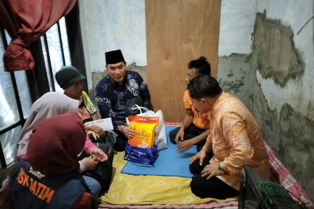 Anggota Komisi VII DPR RI bantu warga kurang mampu di Sidoarjo