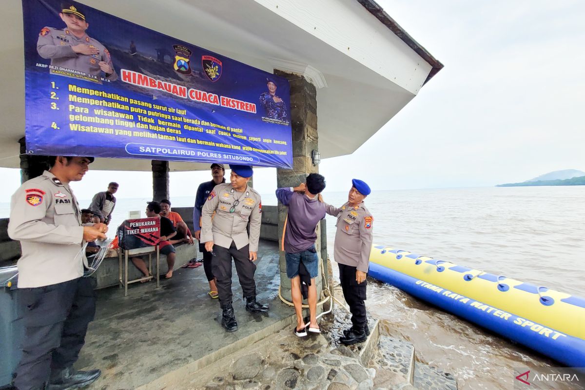 Waspada cuaca ekstrem, Satpolairud Polres Situbondo pasang imbauan di tempat wisata