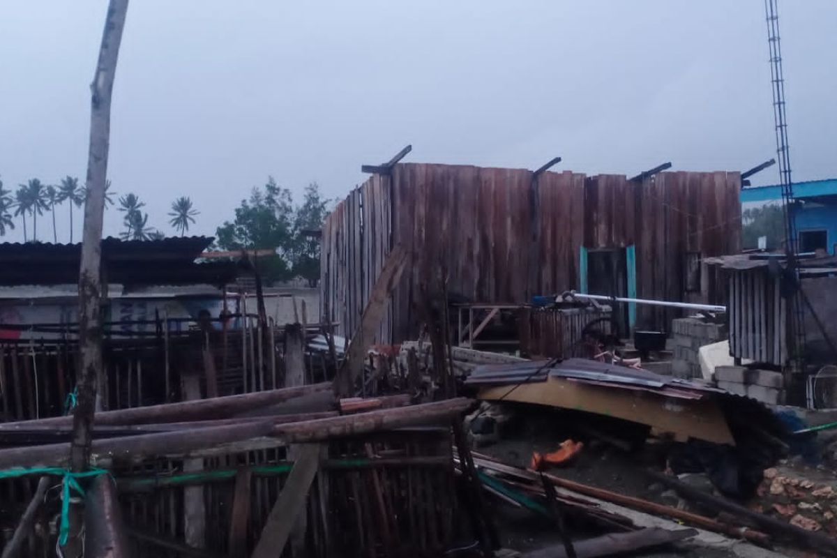 11 rumah warga rusak akibat angin kencang di Donggala