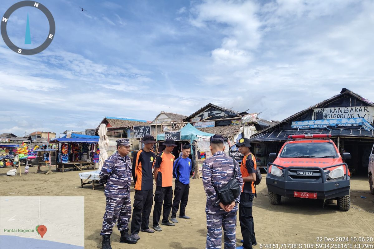 Wisatawan Pantai Bagedur Lebak diterjang gelombang tinggi