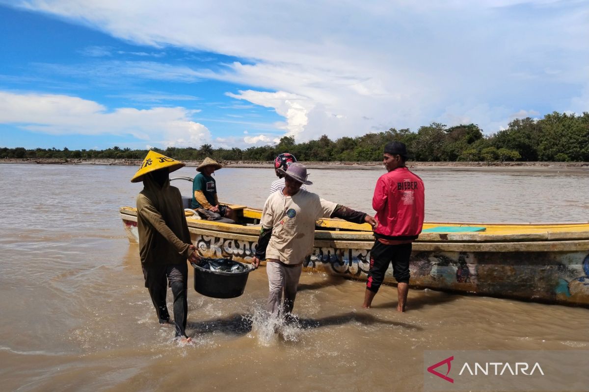 Nelayan Mukomuko latihan modifikasi alat tangkap demi laut lestari