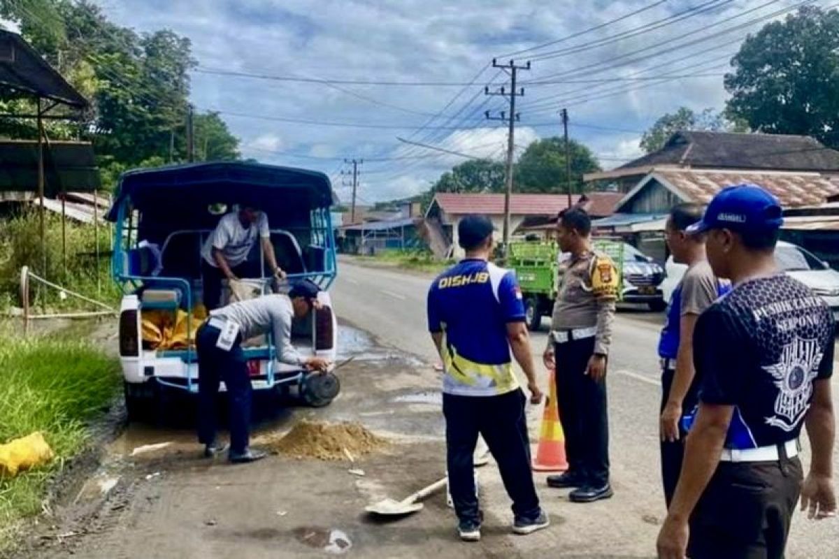 Dishub Tapin perbaiki jalan cegah laka jelang Natal dan Haul Sekumpul