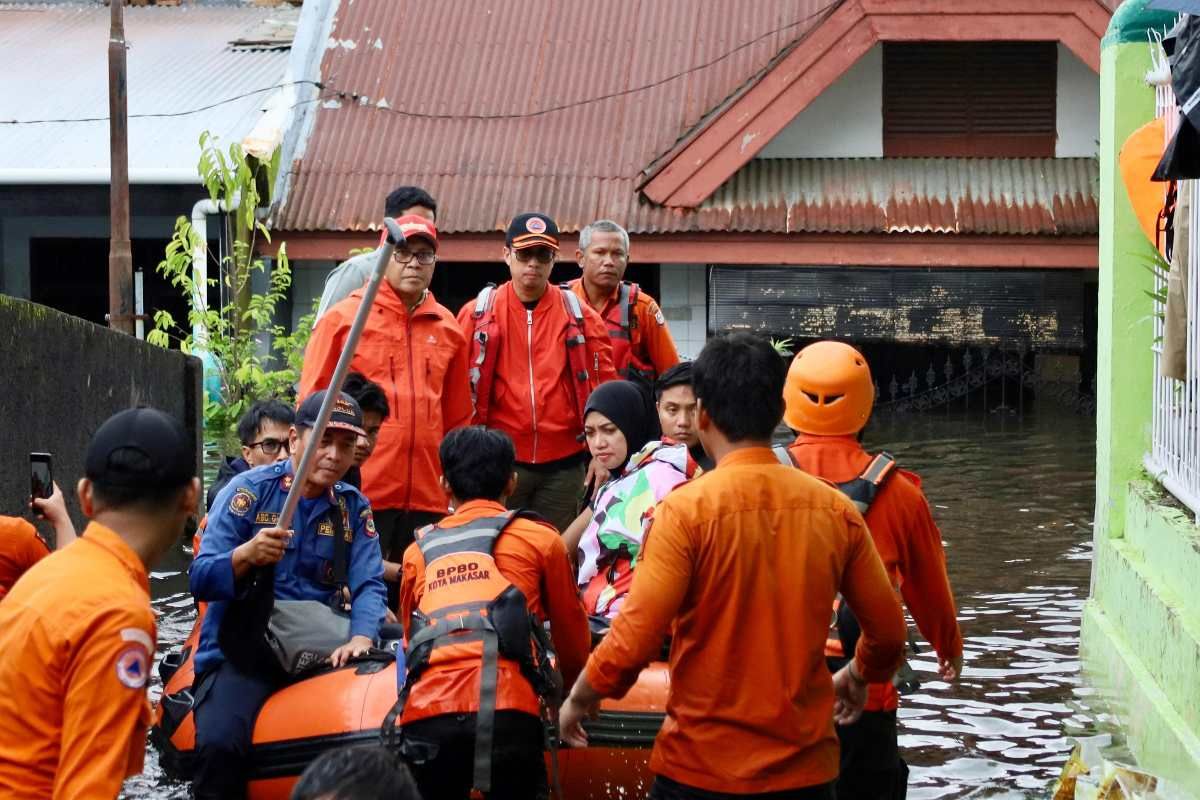 Wali Kota Makassar naik perahu karet tinjau sejumlah titik banjir