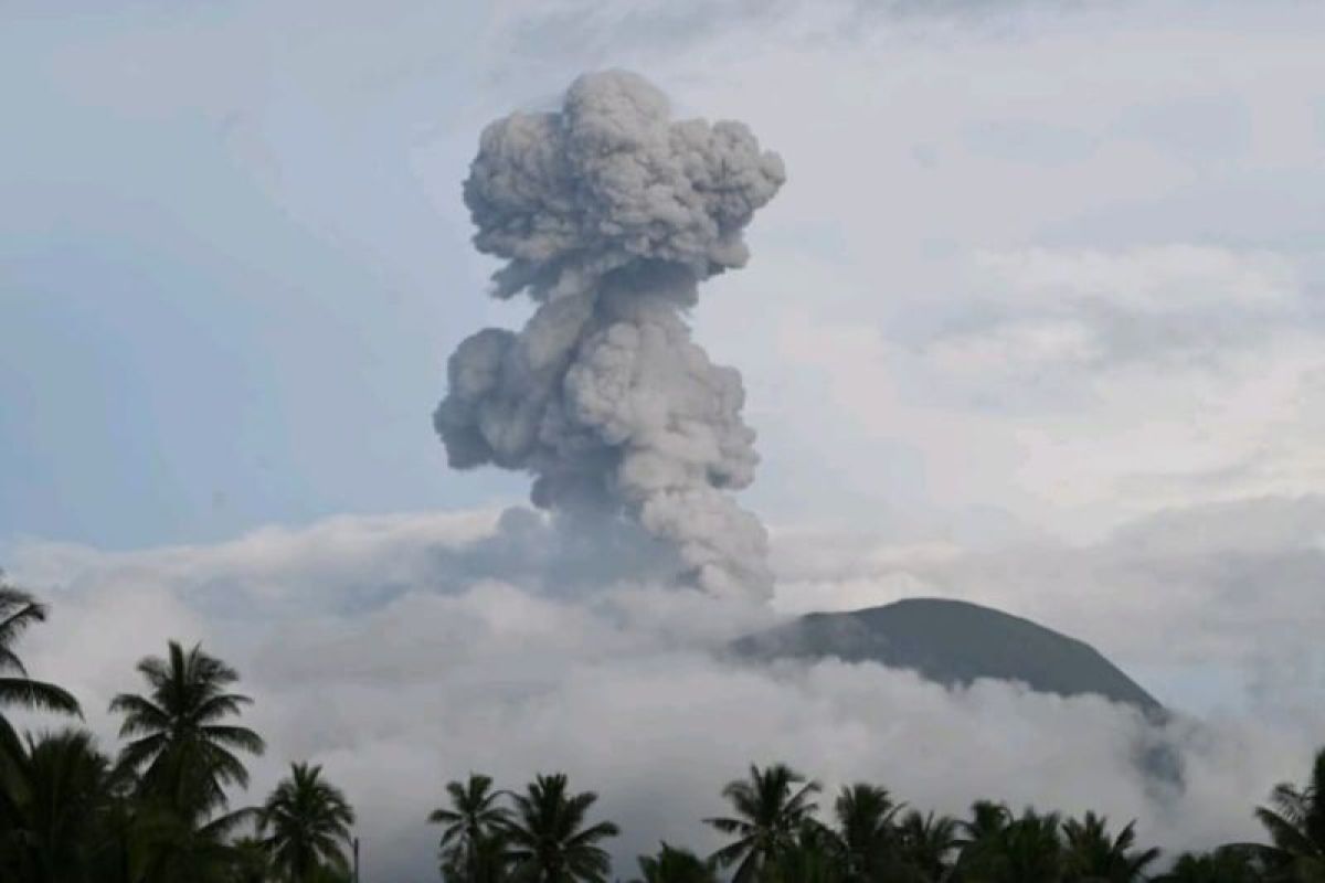 Gunung Ibu Halmahera Barat kembali semburkan abu vulkanik