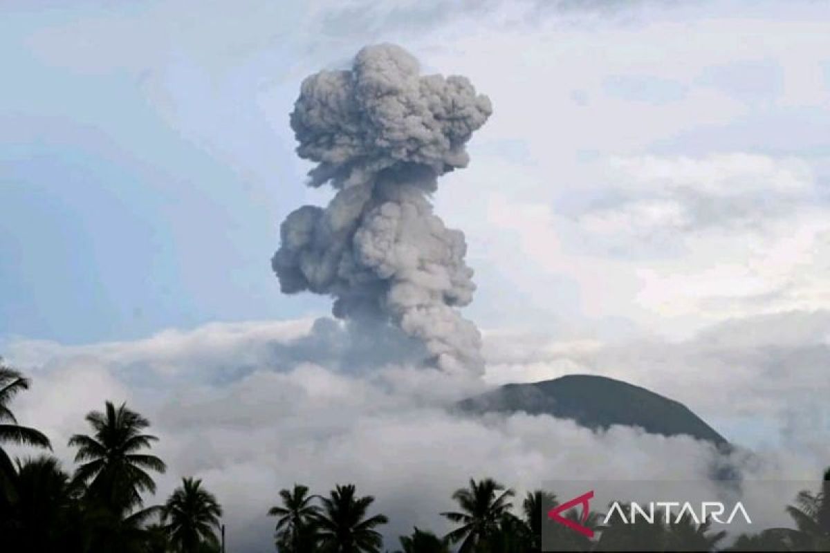 Gunung Ibu semburkan abu vulkanik 1.200 meter