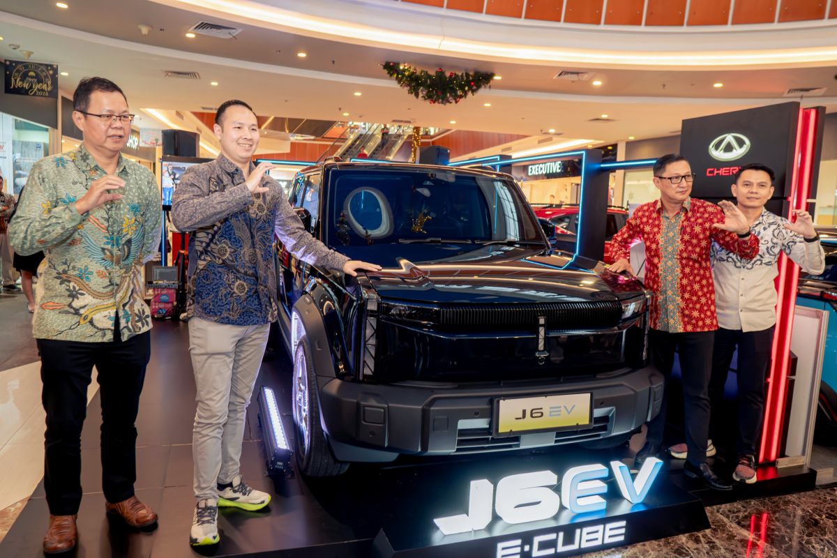 Chery meluncurkan SUV listrik J6 di Pontianak