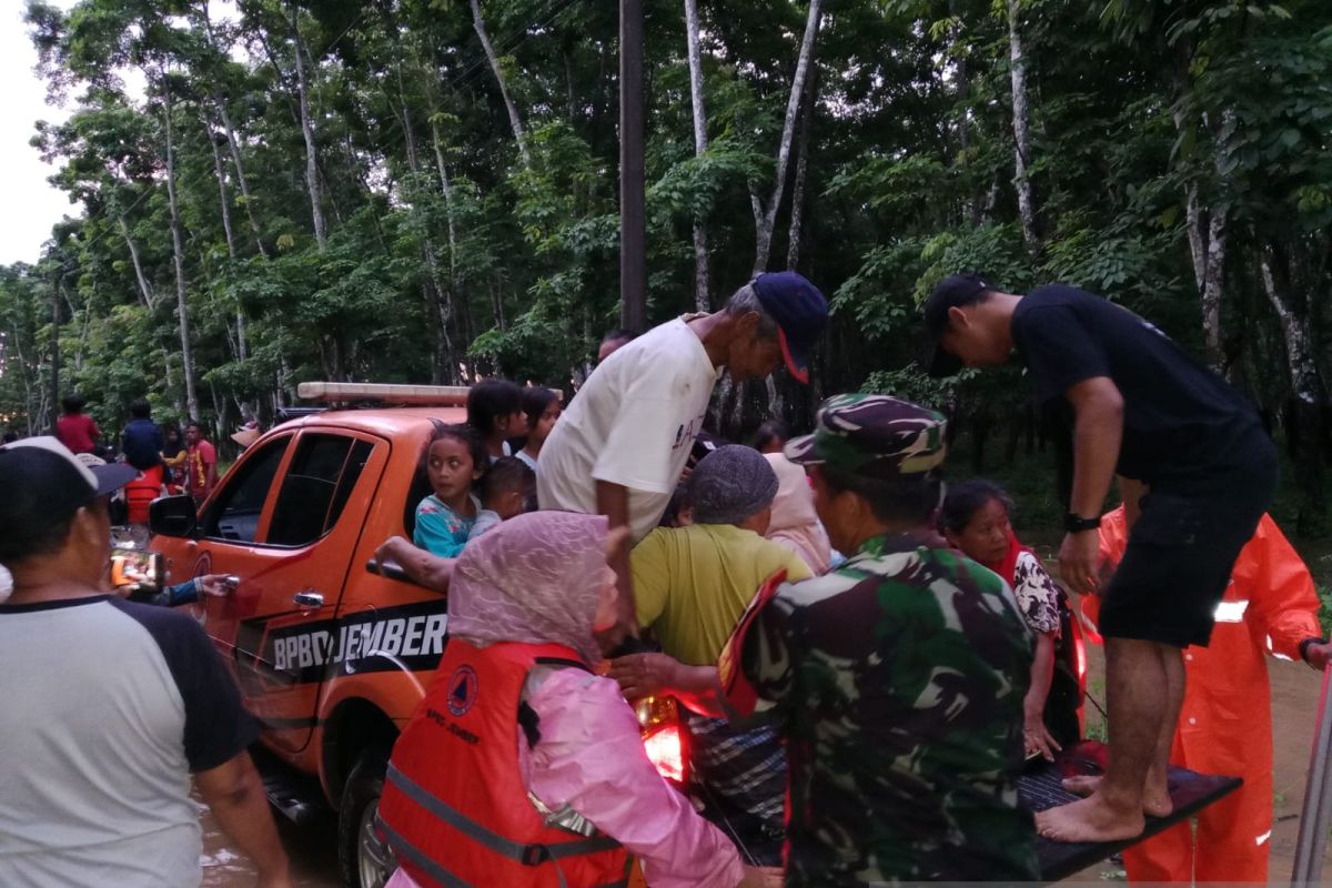 Tempurejo Jember banjir, puluhan warga terpaksa mengungsi