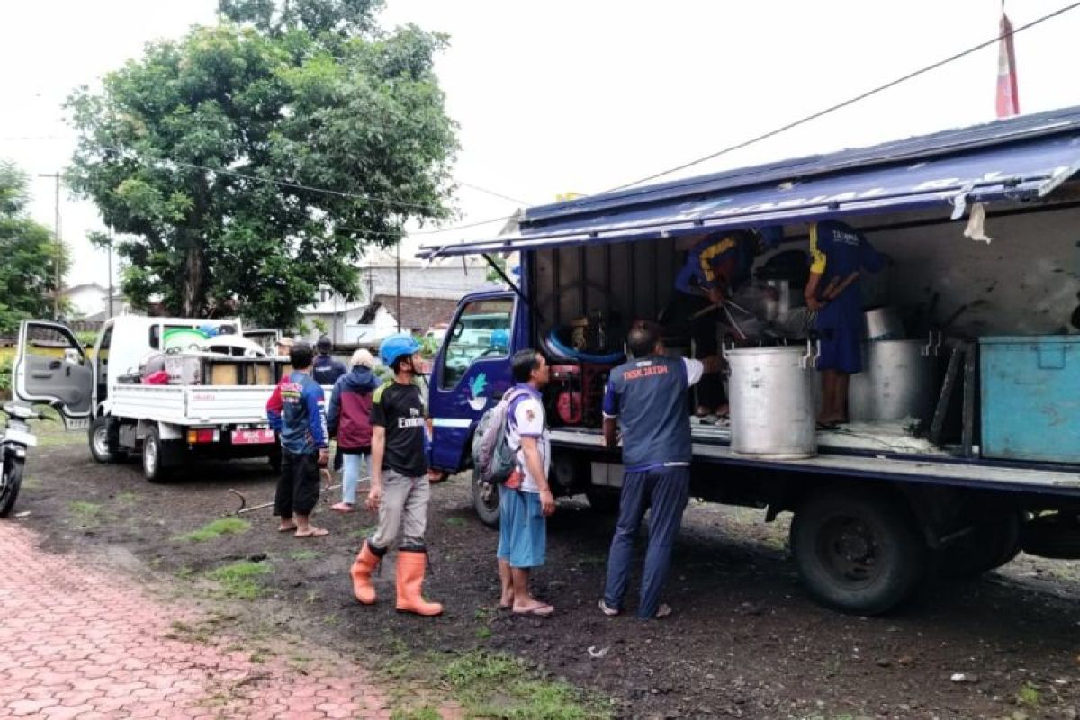 Dinsos Jember buka dua dapur umum korban banjir Tempurejo