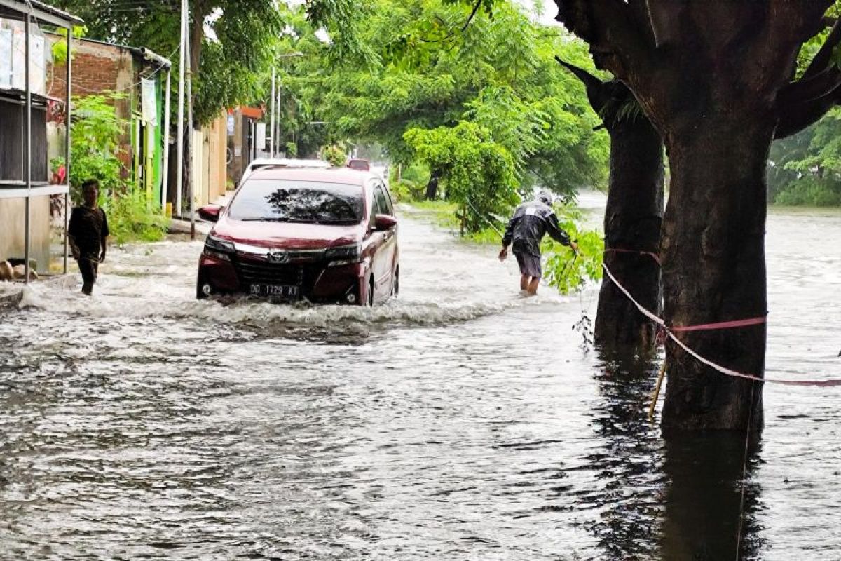 Air kanal Borong meluap hingga menggenangi ruas jalan