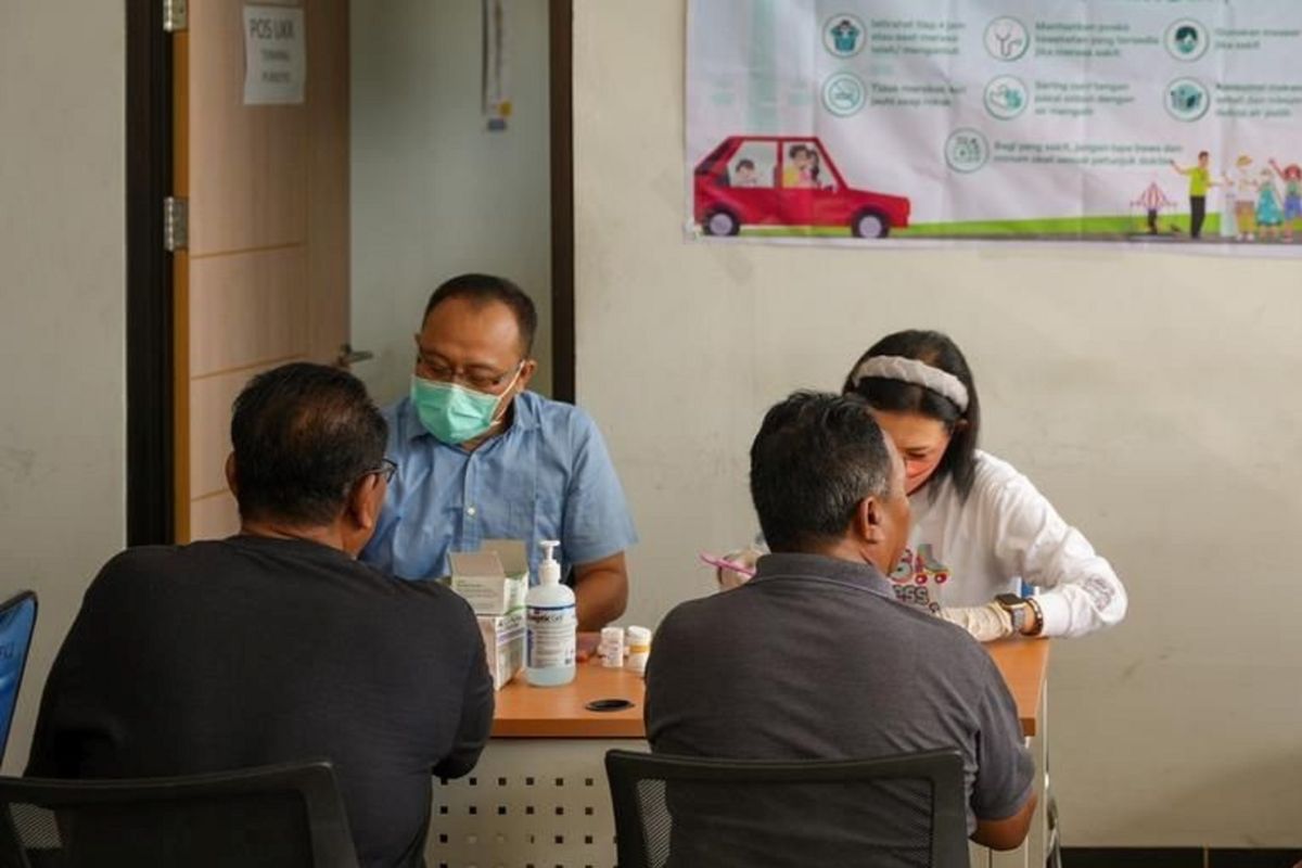 Kemenkes periksa kesehatan awak bus di Terminal Purbaya Madiun