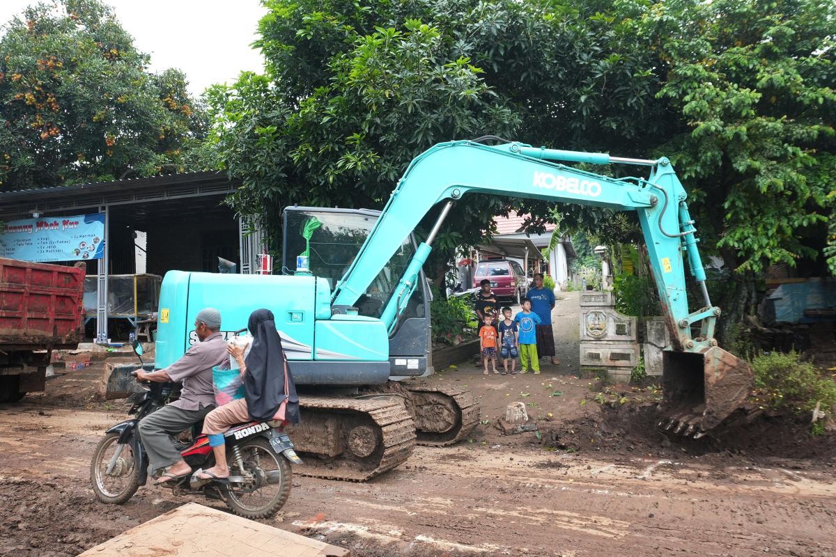 Pemkab Kediri terjunkan alat berat guna tanggulangi dampak banjir