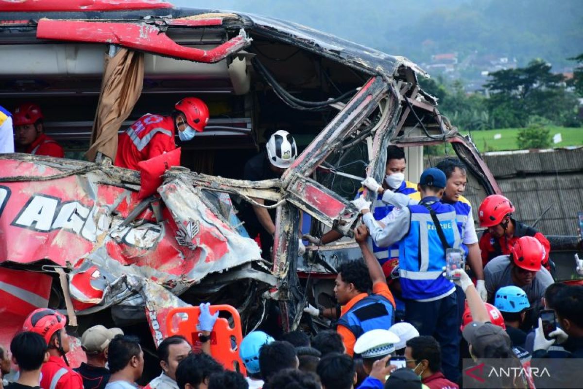 Bus-truk tabrakan, empat tewas di tol Pandaan-Malang